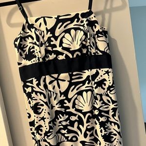 Super cute fully lined sundress.